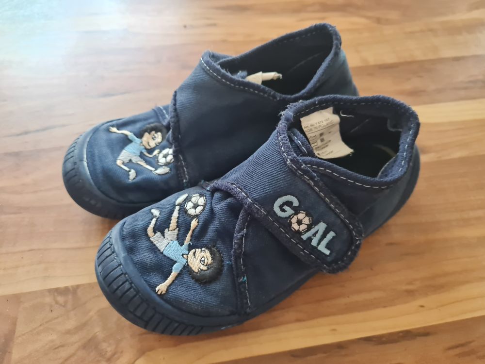 Hausschuhe "Fußball", dunkelblau, Gr. 27, Secondhand