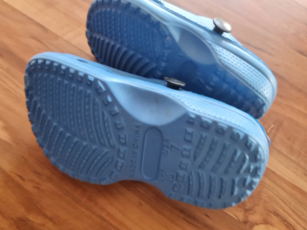 Clogs mit je 2 Jibbitz Ansteckern, blau, Gr. 22/23, Secondhand